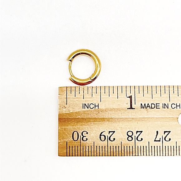 Small 13mm Huggies YG Filled, Click Bar, Sleeping Earring, Outer Ear, NWT - Picture 8 of 8